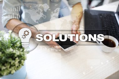 İş çözümleri kavramı sanal ekrandaki.