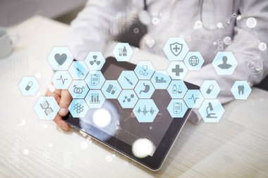 Tıp doktoru modern bilgisayar sanal ekran arayüzü ile çalışma. Tıp teknolojisi ve sağlık kavramı.