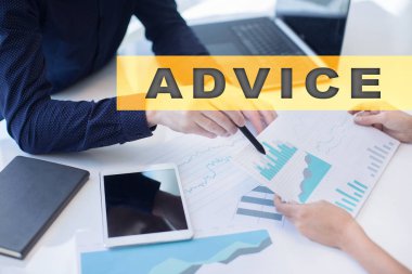 Sanal ekran tavsiye metni. İş kavramı, teknoloji ve internet. 