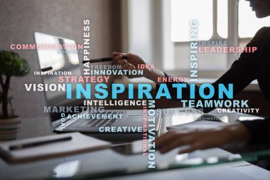 Sanal ekran üzerinde ilham kelimeler bulut.