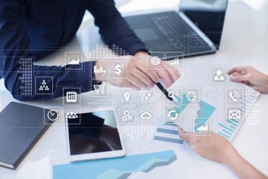 Sanal ekran arayüzü ile uygulamaları kutsal kişilerin resmi. Apps. Strateji planlama Internet teknoloji kavramı.