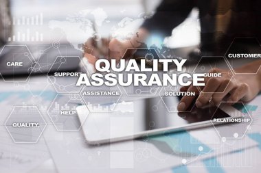 Kalite güvencesi kavramı sanal ekran üzerinde. İş kavramı.