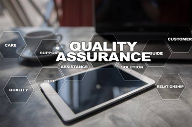 Kalite güvencesi kavramı sanal ekran üzerinde. İş kavramı.