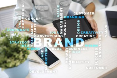 Marka kavramı sanal ekran üzerinde. İş kavramı. Kelime bulutu.