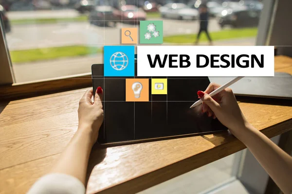 Web design en ontwikkeling concept op het virtueel scherm. — Stockfoto