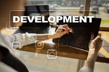 Sanal ekran üzerinde geliştirme kavramı. Yazılım. Kişisel.