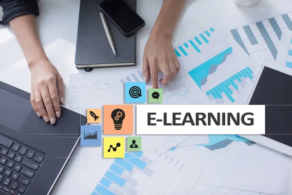 E-Learning auf dem virtuellen Bildschirm. Internet-Bildungskonzept. — Stockfoto