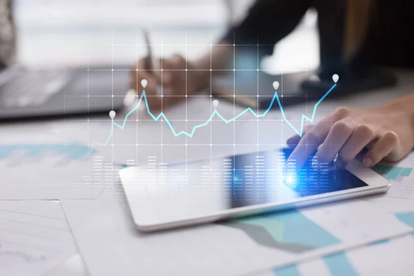 Diagramy i wykresy z wirtualnego ekranu. Strategii biznesowej, technologii analizy danych i koncepcji wzrostu finansowa. — Zdjęcie stockowe