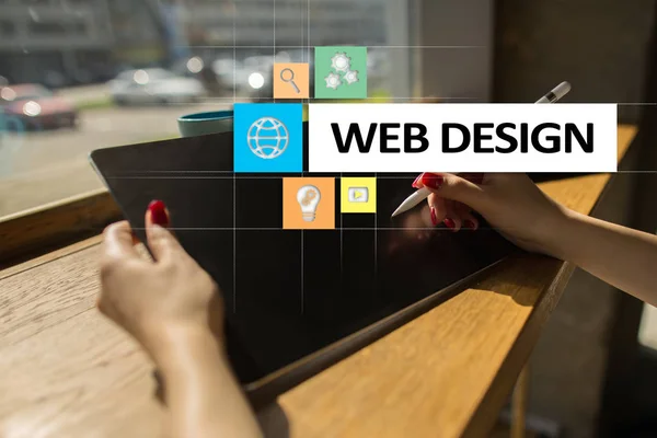 Concept de conception et de développement Web sur l'écran virtuel . — Photo