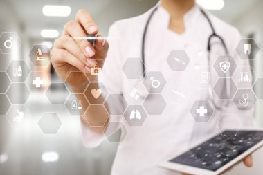 Tıp teknolojisi ve sağlık kavramı. Tıp doktoru modern pc ile çalışma. Sanal ekran simgeleri.