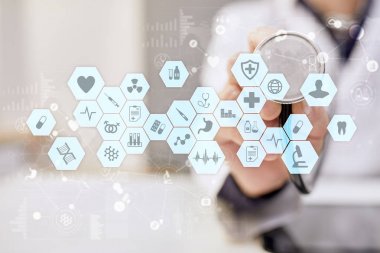 Tıp doktoru modern bilgisayar sanal ekran arayüzü ile çalışma. Tıp teknolojisi ve sağlık kavramı.