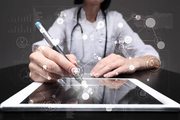 Médico que trabaja con la interfaz moderna de la pantalla virtual del ordenador. Tecnología de la medicina y concepto sanitario . — Foto de Stock
