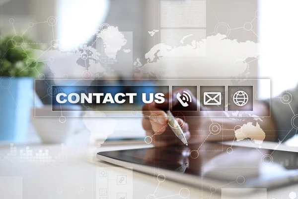 Kontakt z nami, przycisk i tekst na ekranie wirtualnych. Koncepcja biznesu i technologii. — Zdjęcie stockowe