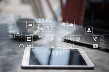 Sanal ekran arayüzü ile uygulamaları kutsal kişilerin resmi. Apps. Strateji planlama Internet teknoloji kavramı.