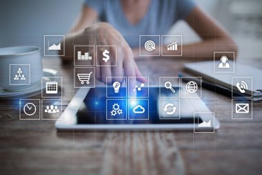 Sanal ekran arayüzü ile uygulamaları kutsal kişilerin resmi. Apps. Strateji planlama Internet teknoloji kavramı.