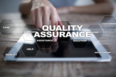 Kalite güvencesi kavramı sanal ekran üzerinde. İş kavramı.