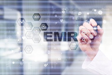 Elektronik sağlık kayıtları. EHR, EMR. Tıp ve sağlık hizmetleri kavramı. Modern bilgisayarla çalışan tıp doktoru.. 