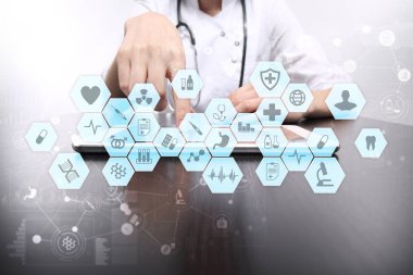 Tıp doktoru modern bilgisayar sanal ekran arayüzü ile çalışma. Tıp teknolojisi ve sağlık kavramı.