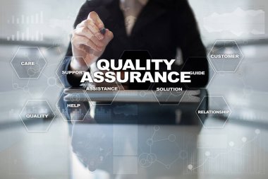 Kalite güvencesi kavramı sanal ekran üzerinde. İş kavramı.