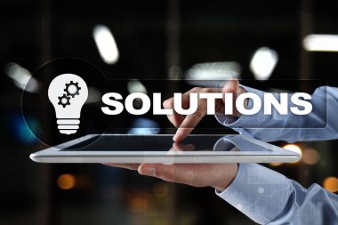 İş çözümleri kavramı sanal ekrandaki.