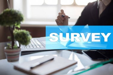 Sanal ekran üzerinde metin araştırması. Geri bildirim ve müşteriler görüşler. İş internet ve teknoloji kavramı. 