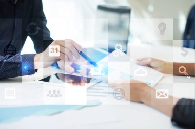 Sanal ekran arayüzü ile uygulamaları kutsal kişilerin resmi. Apps. Strateji planlama Internet teknoloji kavramı.