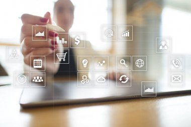 Sanal ekran arayüzü ile uygulamaları kutsal kişilerin resmi. Apps. Strateji planlama Internet teknoloji kavramı.