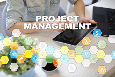 Sanal ekran üzerinde proje yönetimi. İş kavramı.