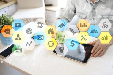 Renkli uygulamaları simgeler ve grafikler sanal ekran üzerinde. İş, internet ve teknoloji kavramı.