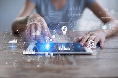 Uygulamalar simgeler ve grafikler sanal ekran üzerinde. İş, internet ve teknoloji kavramı.