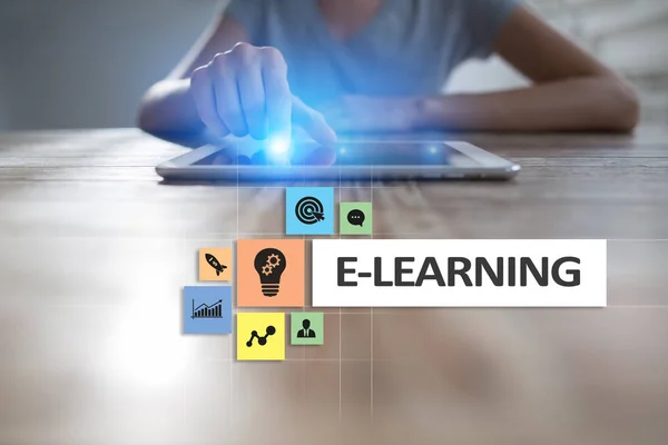 E-Learning på den virtuelle skærm. Internetuddannelseskoncept . - Stock-foto