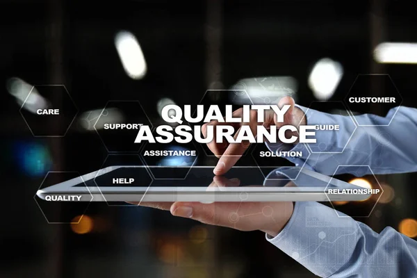 Concetto di garanzia della qualità sullo schermo virtuale. Concetto aziendale . — Foto Stock