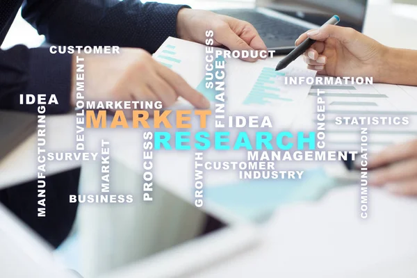 Palabras de investigación de mercado nube en la pantalla virtual . — Foto de Stock
