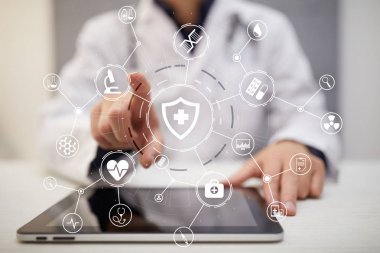 Modern bilgisayar ile tıp doktorusun. Tıbbi teknoloji ağ ve sağlık kavramı.