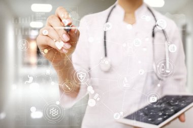 Tıp doktoru modern bilgisayar sanal ekran arayüzü ile çalışma. Tıp teknolojisi ve sağlık kavramı.