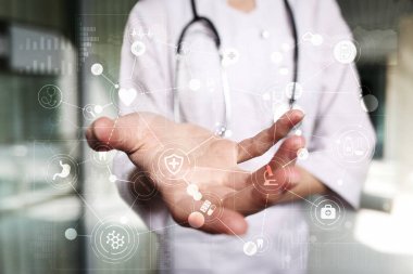 Tıp doktoru modern bilgisayar sanal ekran arayüzü ile çalışma. Tıp teknolojisi ve sağlık kavramı.