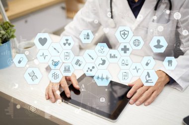 Tıp doktoru modern bilgisayar sanal ekran arayüzü ile çalışma. EMR, Ehr, elektronik sağlık kayıtları.