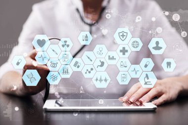 Tıp doktoru modern bilgisayar sanal ekran arayüzü ile çalışma. EMR, Ehr, elektronik sağlık kayıtları.