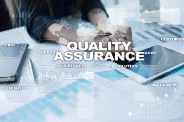 Kalite güvencesi kavramı sanal ekran üzerinde. İş kavramı.