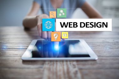 Web Tasarım ve geliştirme kavramı sanal ekrandaki.