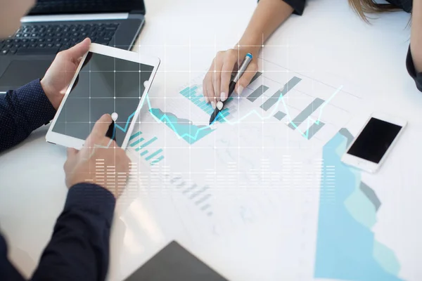 Diagramas y gráficos en pantalla virtual. Estrategia empresarial, tecnología de análisis de datos y concepto de crecimiento financiero . — Foto de Stock