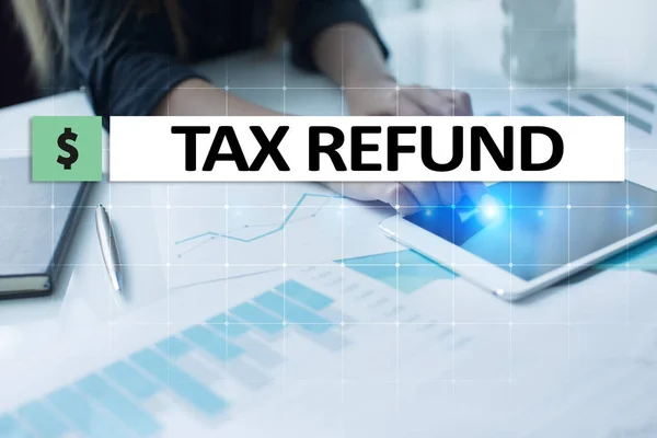 Daňové refundace text na virtuální obrazovce. Koncept podnikání a Finance. — Stock fotografie