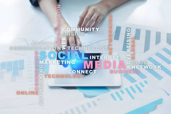 Redes sociais e marketing. Negócio, conceito de tecnologia. Nuvem de palavras na tela virtual . — Fotografia de Stock