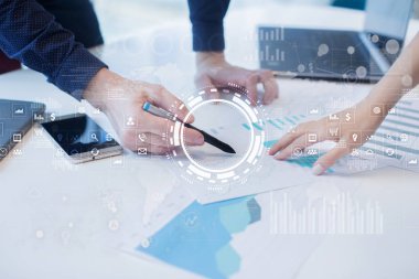 Internet, iş ve teknoloji kavramı. Sanal ekran simgeleri, diyagramlar ve grafikler arka planda.