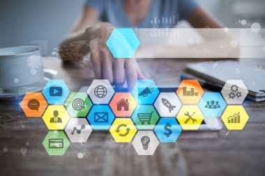 Renkli uygulamaları simgeler ve grafikler sanal ekran üzerinde. İş, internet ve teknoloji kavramı.