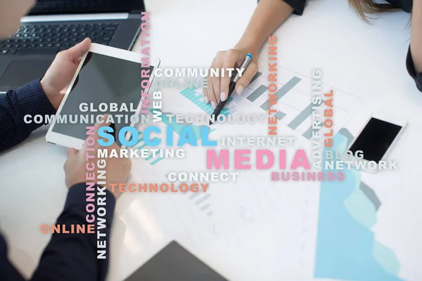 Социальная сеть и маркетинг. Бизнес, концепция технологий. Облако слов на виртуальном экране . — стоковое фото