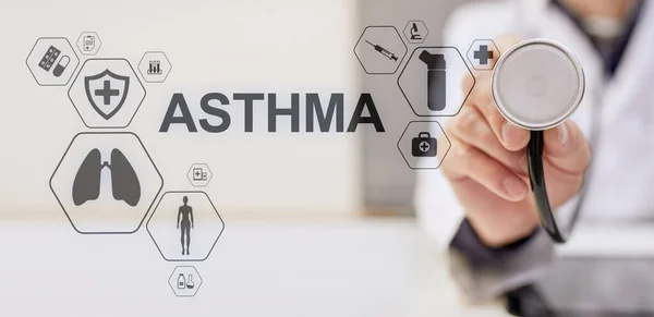 Diagnóstico de asma, médico con estetoscopio y pantalla virtual. Concepto médico moderno . —  Fotos de Stock