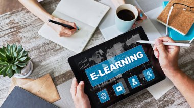 Cihaz ekranında E-eğitim, online eğitim kavramı.