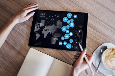 Karma ortam, iş uygulaması, Denetim Masası üstünde aygıt perde. İş ve internet kavramı.