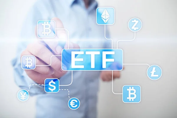 Bitcoin etf. Exchange Traded Fund und Kryptowährungskonzept auf virtuellem Bildschirm. — Stockfoto